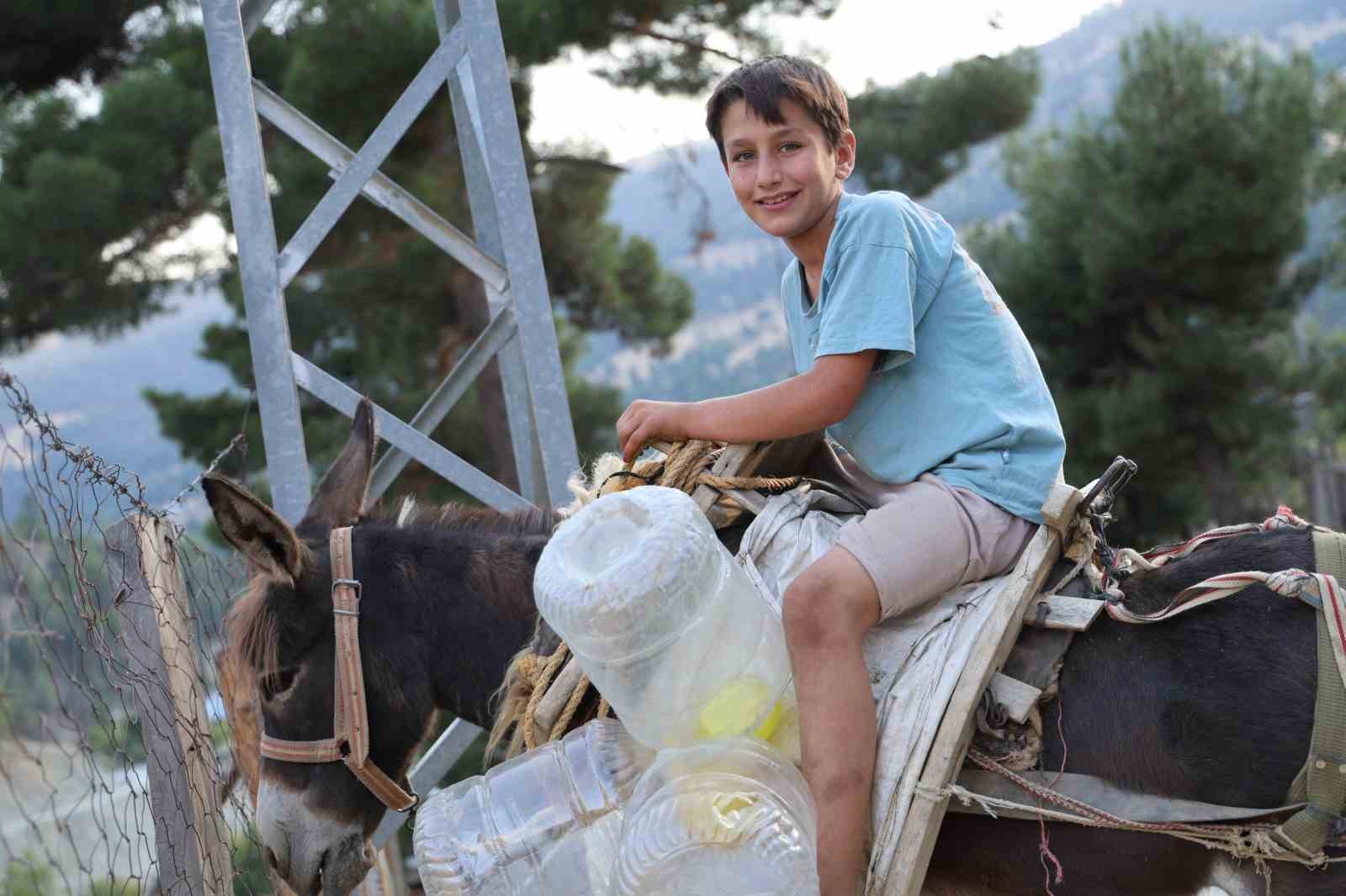 Susuz kalan k&ouml;yl&uuml; eşek ve katır ile su taşıyor
