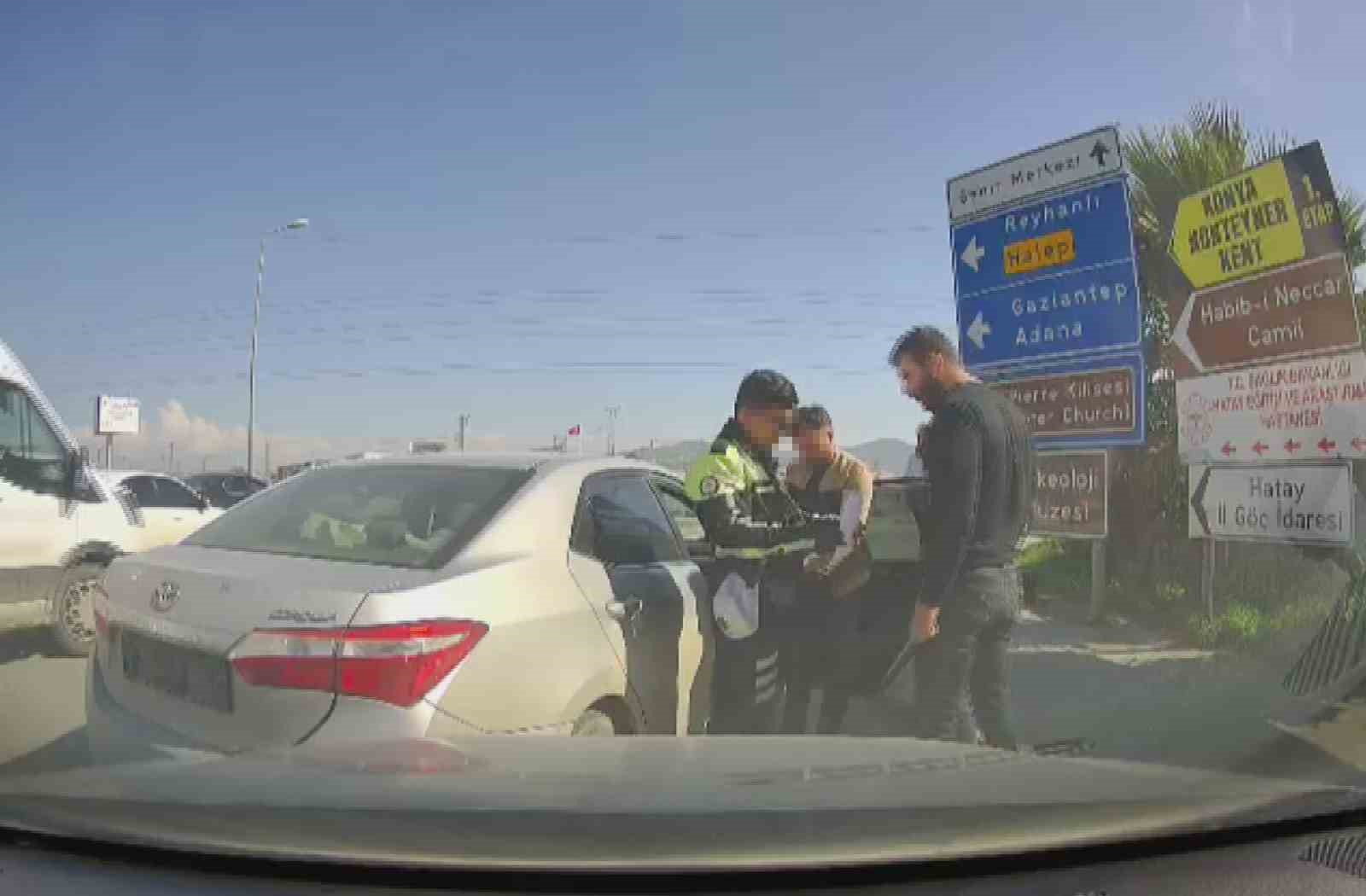 Korna tartışmasıyla başlayıp, yol verme tartışmasıyla devam eden olayda polis memuruna soruşturma
