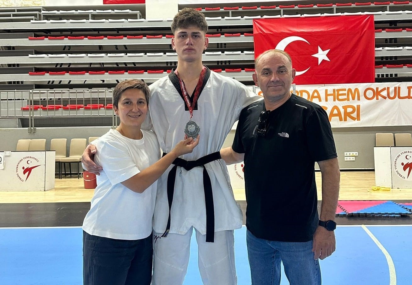 Recep Alperen Aktaş&rsquo;tan g&uuml;m&uuml;ş madalya
