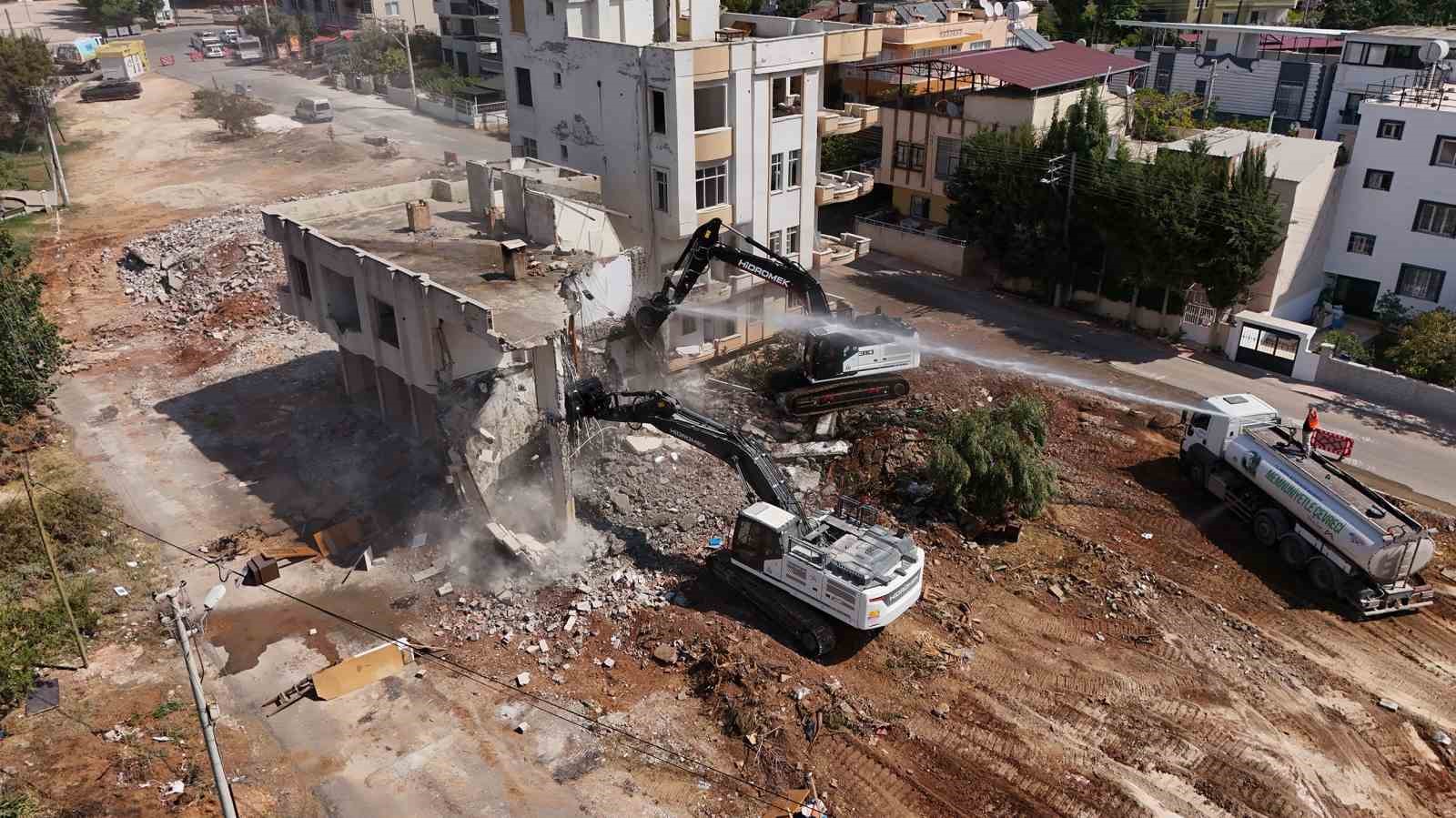 Mersin’de yol açma çalışmaları sürüyor