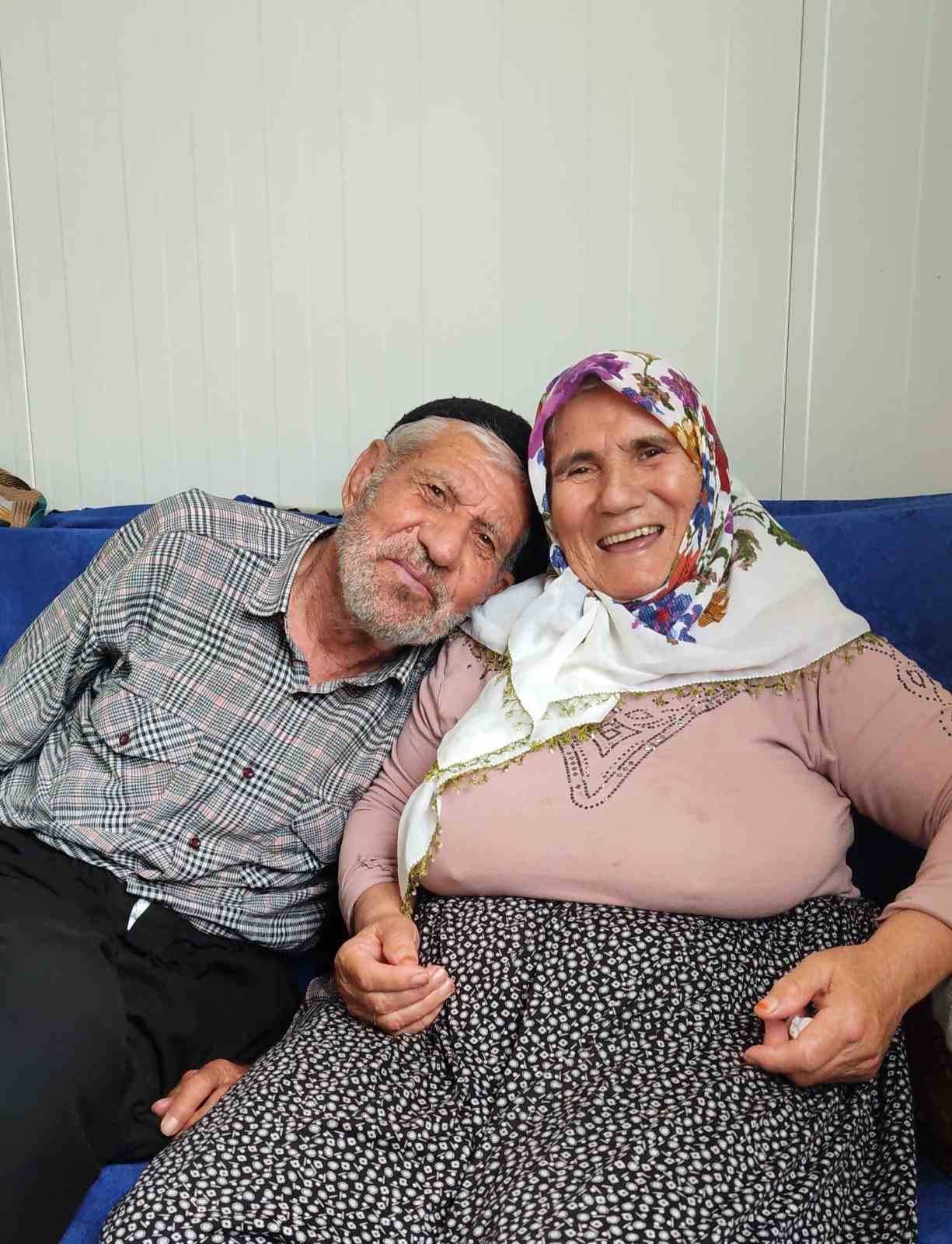 51 yıllık evli &ccedil;ift gen&ccedil;lere &ouml;rnek oluyor
