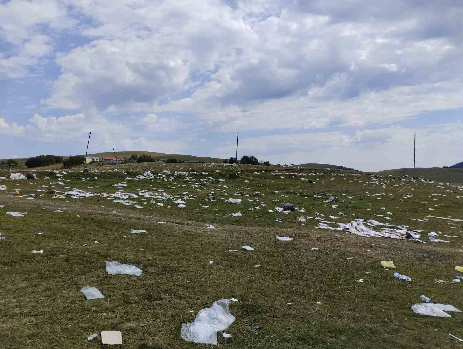 Şenlikten geriye çöpleri kaldı