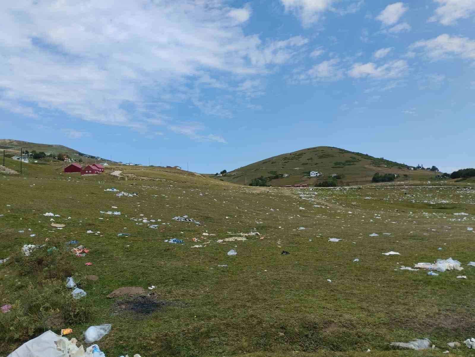 Şenlikten geriye çöpleri kaldı
