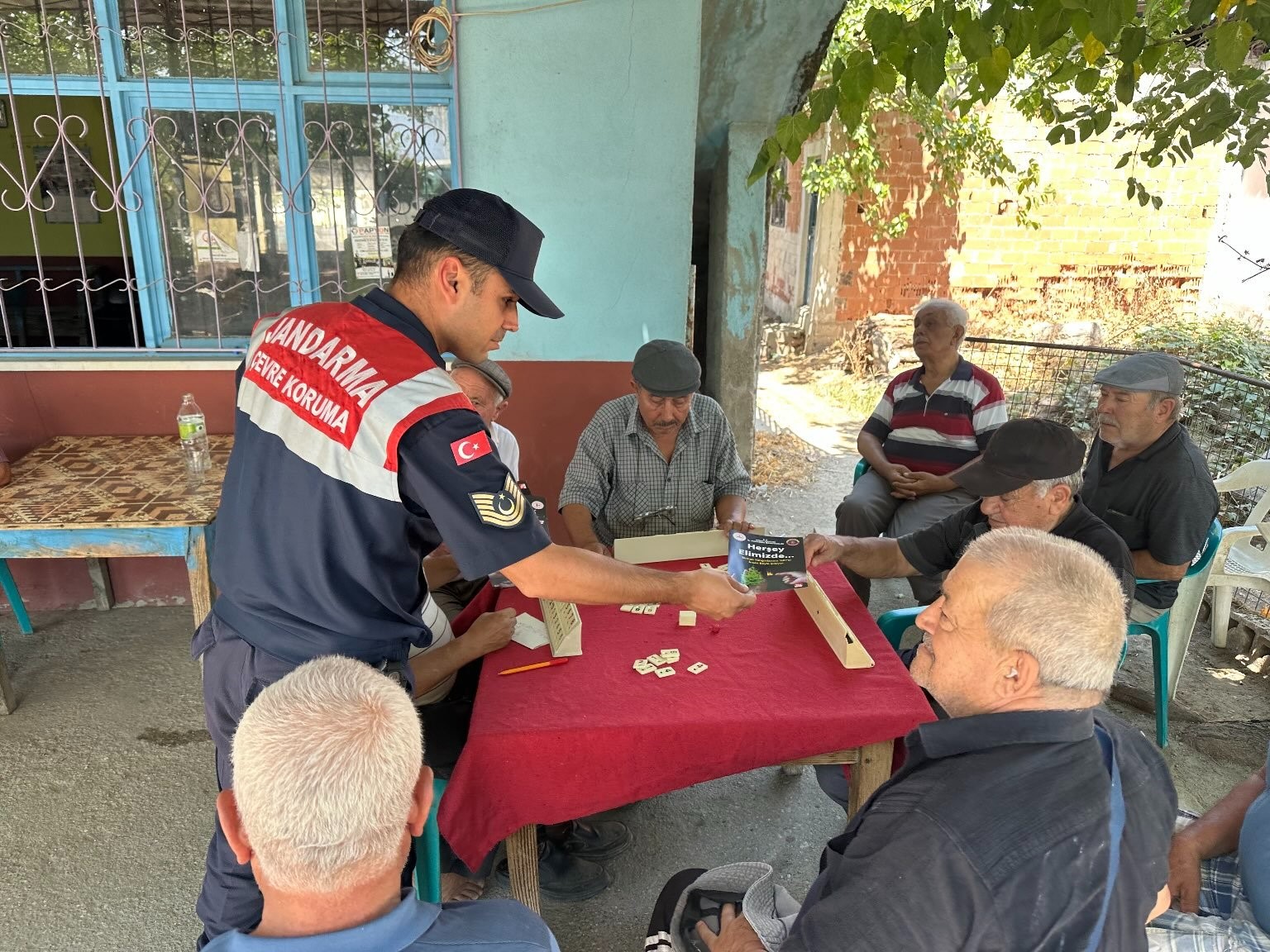 Jandarma ekipleri Karpuzlu&rsquo;da vatandaşları bilgilendirdi
