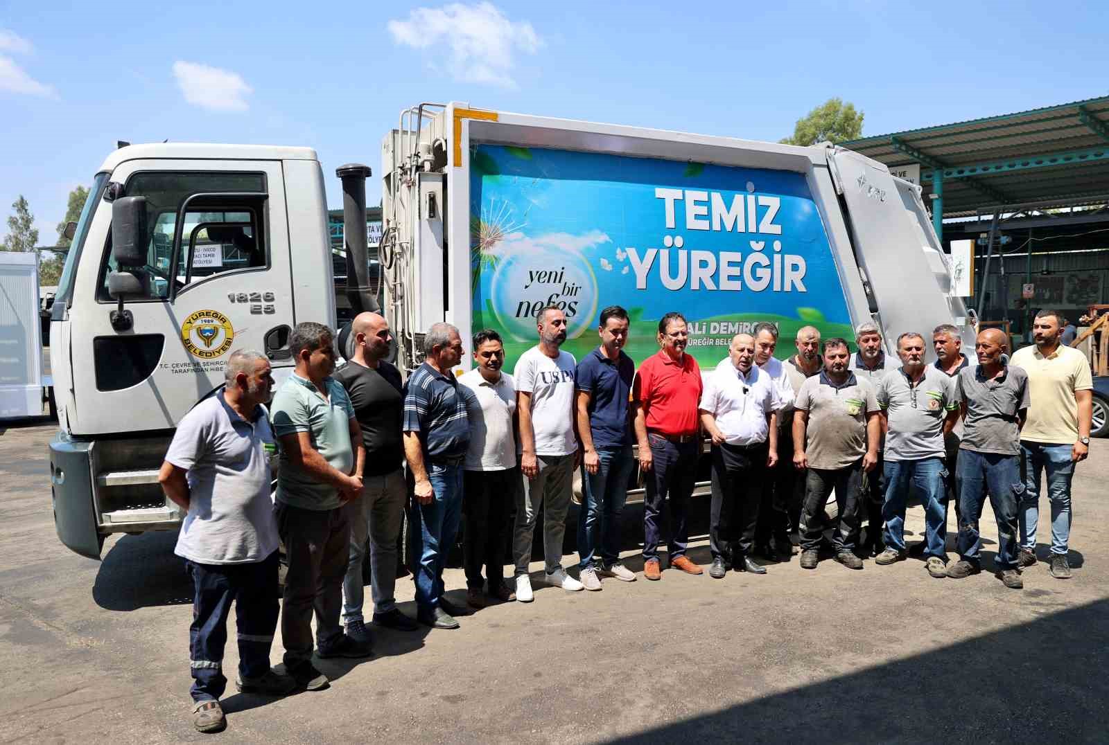 Y&uuml;reğir Belediyesi &ccedil;&ouml;p suyu akıtan ara&ccedil;ları tamir ettirdi
