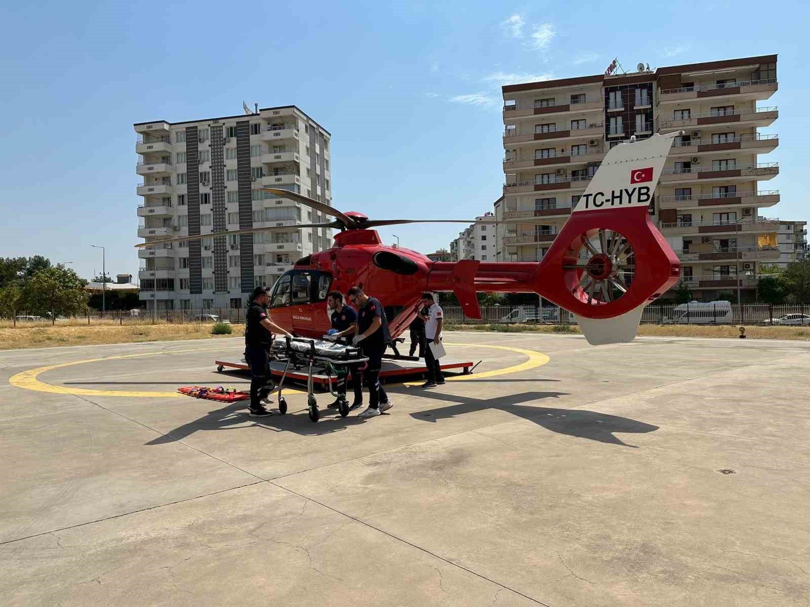 Trafik kazasında yaralanan kadın, ambulans helikopterle hastaneye sevk edildi