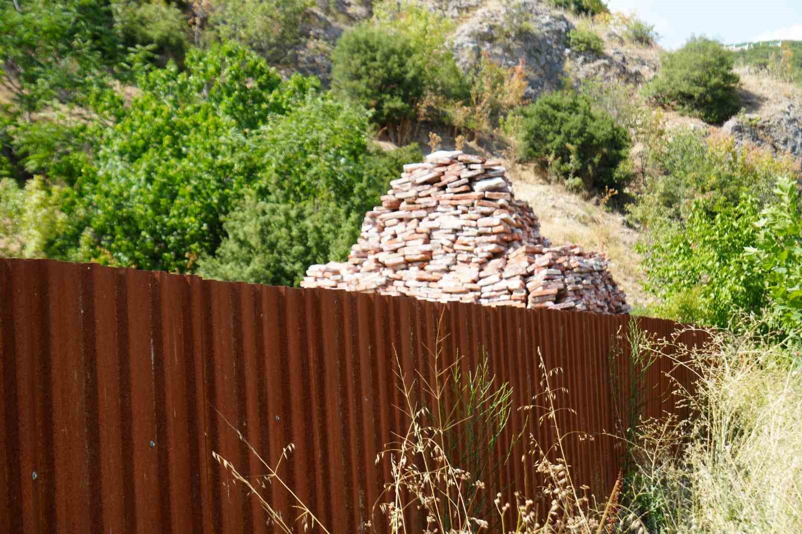 Osmanlı&rsquo;nın ilk imareti olan Orhan Gazi İmareti&rsquo;nin yapı taşları otoparka terk edildi
