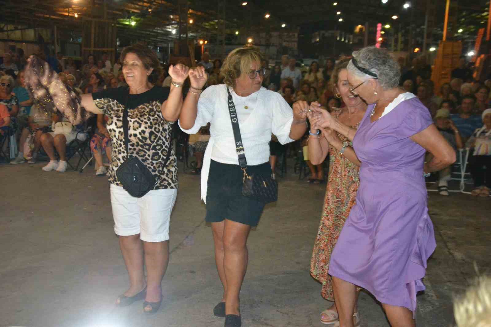 Ayvalık - K&uuml;&ccedil;&uuml;kk&ouml;y Halk M&uuml;ziği&rsquo;nin konserine ilgi yoğun oldu
