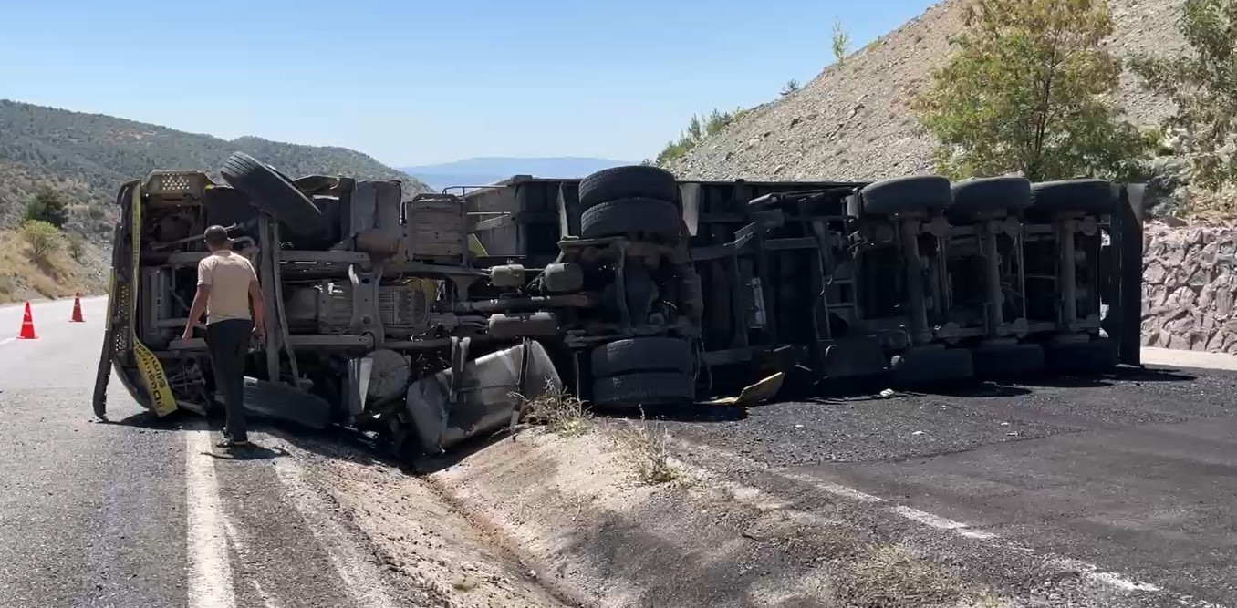 Kömür yüklü tır devrildi: Yol trafiğe kapandı
