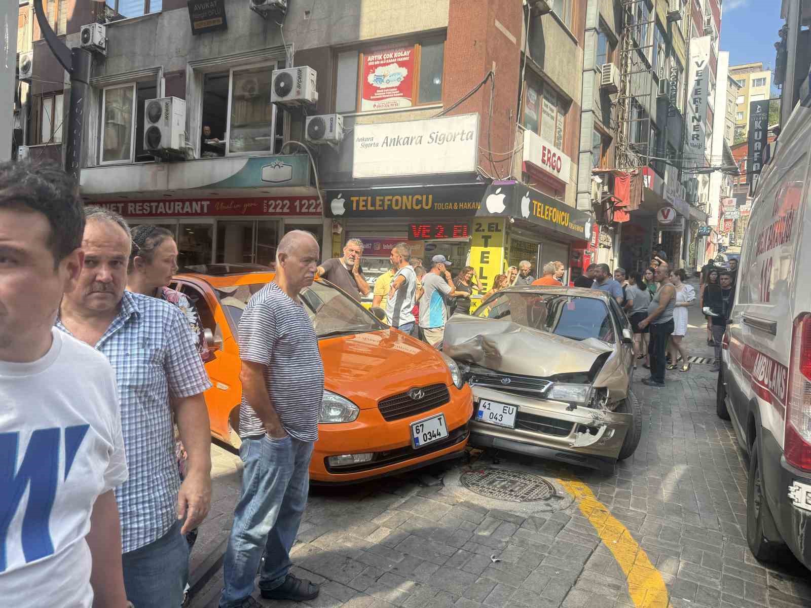 Kontrolden &ccedil;ıkan otomobil yayanın ayağını ezip park halindeki taksiye &ccedil;arptı
