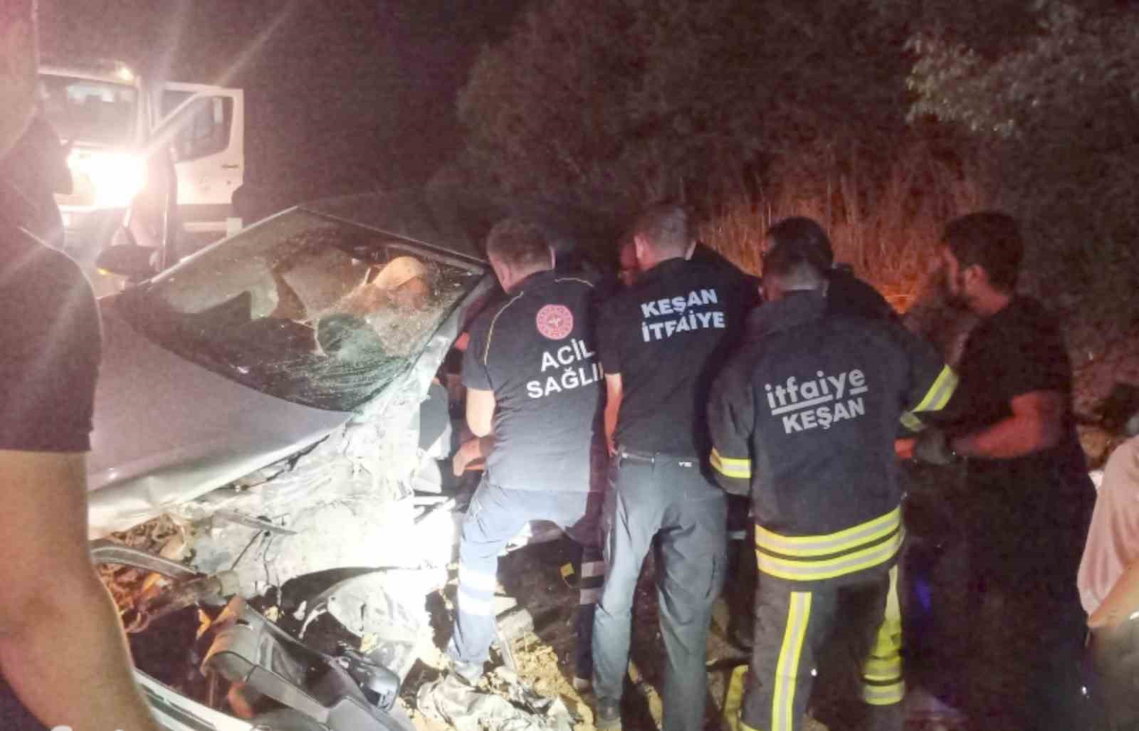 Keşan&rsquo;da hafif ticari ara&ccedil; ile otomobilin &ccedil;arpıştığı kazada 6 kişi yaralandı
