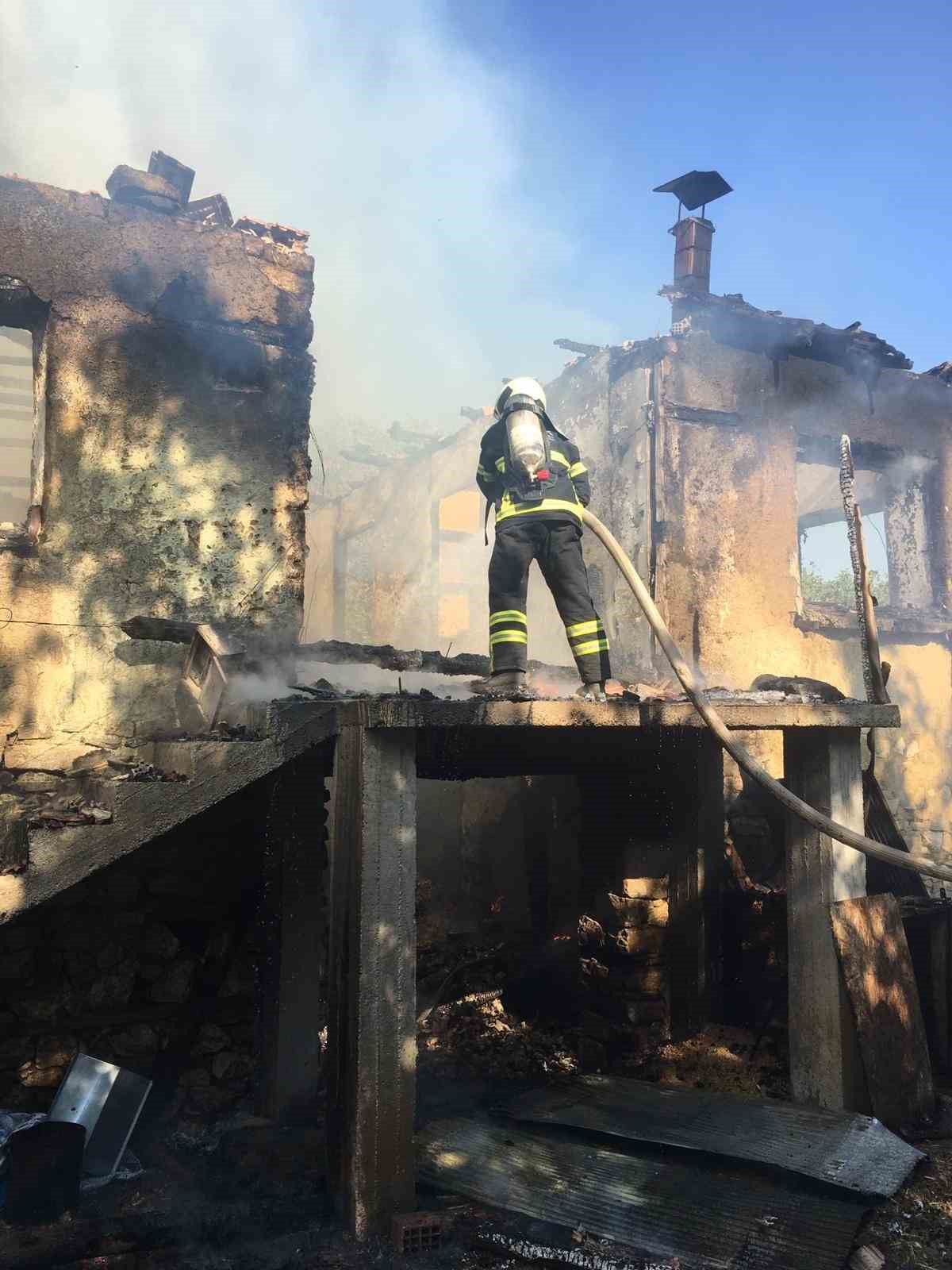 Burdur&rsquo;da &ccedil;ıkan yangında k&ouml;y evi k&uuml;le d&ouml;nd&uuml;

