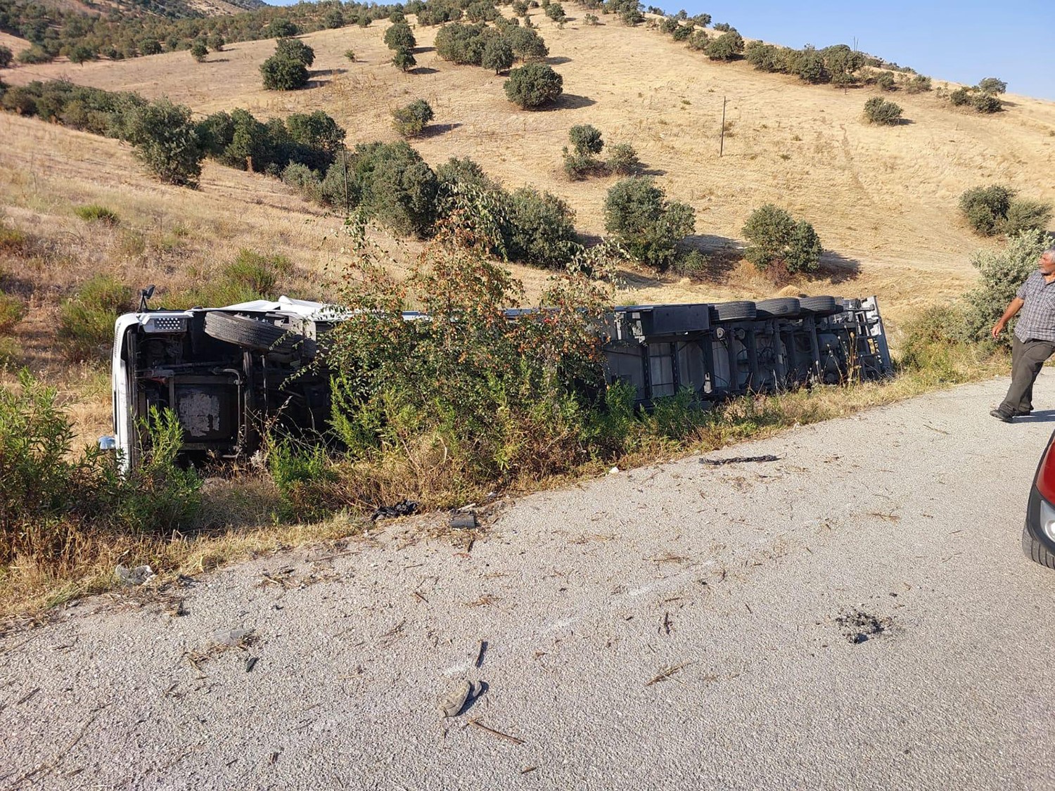 Manisa&rsquo;da tır yan yattı: 1 yaralı
