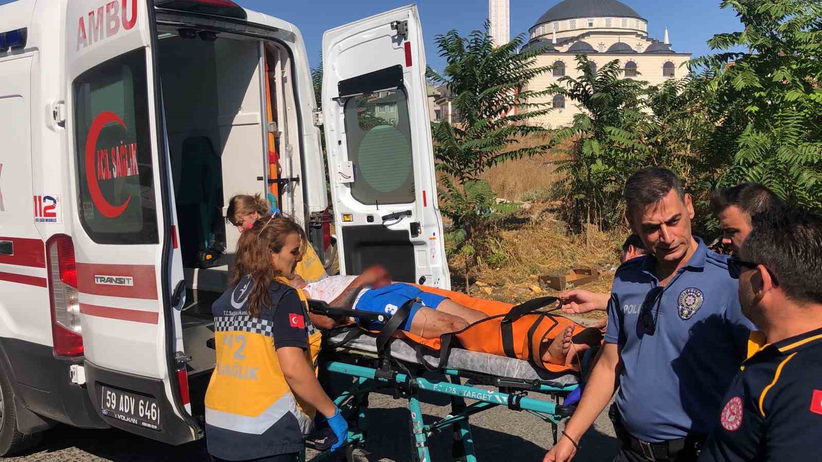 Sokak ortasındaki kavgada sopa ve i&ccedil;ki şişesiyle birbirlerine girdiler
