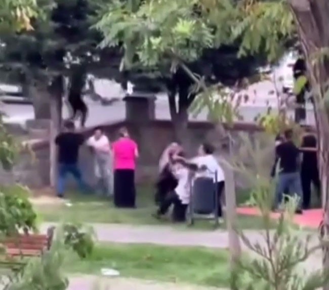 Kartal’da tekmeli yumruklu kavga kamerada