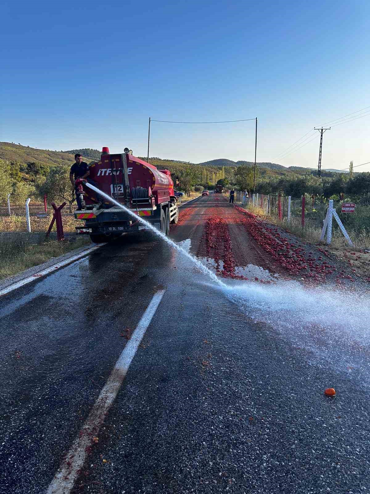 İzmir&rsquo;deki yangını s&ouml;nd&uuml;ren itfaiye erleri, Manisa&rsquo;da yola sa&ccedil;ılan domatesleri temizledi
