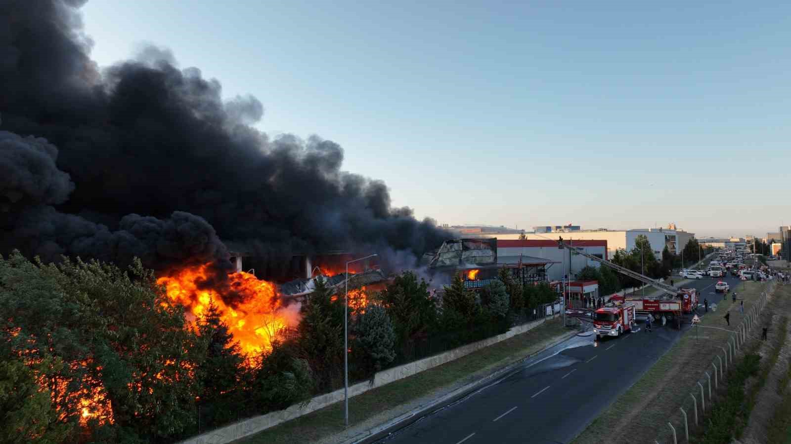 Tekirdağ&rsquo;da alev alev yanan fabrika havadan g&ouml;r&uuml;nt&uuml;lendi
