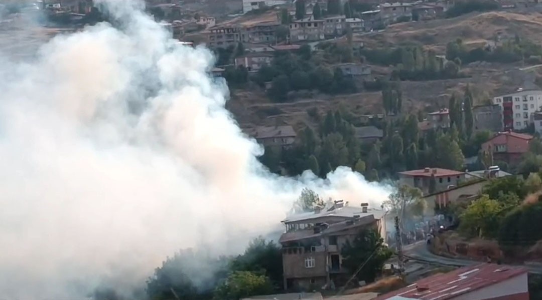 Hakkari’de mahallede çıkan yangın korkuttu
