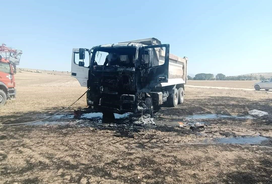 K&uuml;tahya&rsquo;da yanan kamyon hurdaya d&ouml;nd&uuml;
