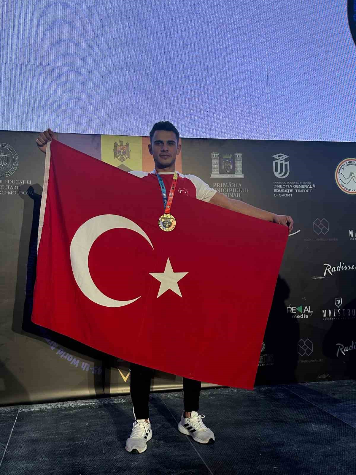 Kozanlı gen&ccedil; bilek g&uuml;reşinde d&uuml;nya birincisi oldu
