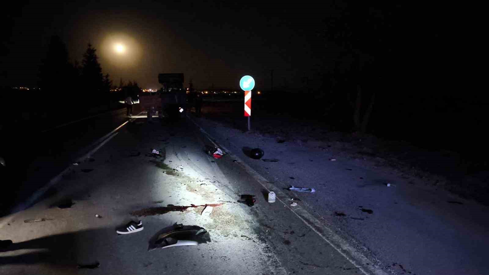 Motosikletin traktör römorkuna çarptığı kazada iki kişi öldü