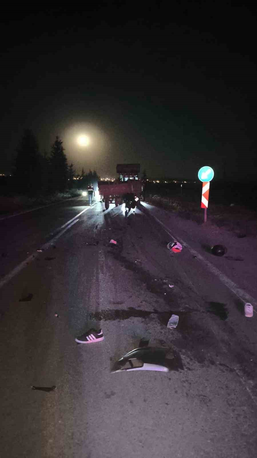 Motosikletin traktör römorkuna çarptığı kazada iki kişi öldü
