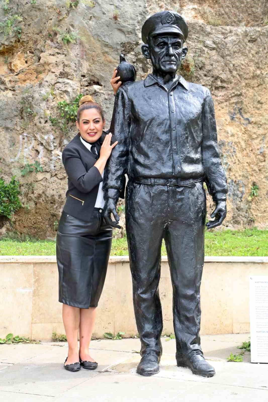 Tarihi Kalei&ccedil;i&rsquo;nin simge ismi &lsquo;Mustafa Kaptan&rsquo; heykelinin omuzundaki g&uuml;vercin &uuml;&ccedil;&uuml;nc&uuml; kez ortadan kayboldu
