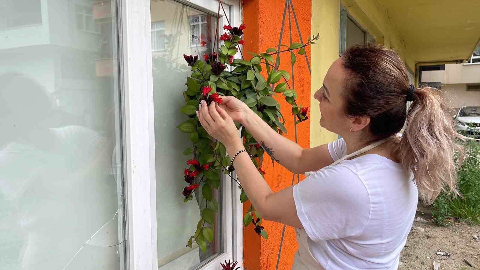 Yoldan geçenlerin sürekli çiçek istemesi canından bezdirdi
