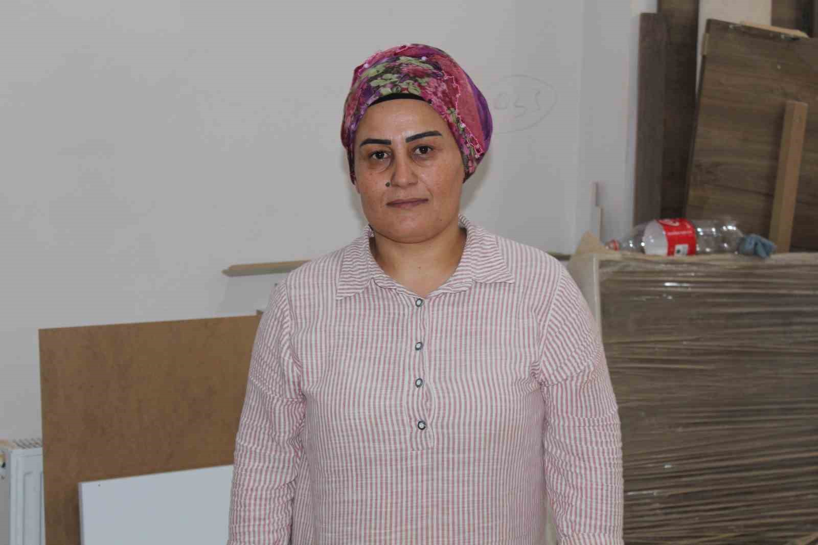 Mobilya ustası kadın tek başına hem &uuml;retiyor hem onarıyor
