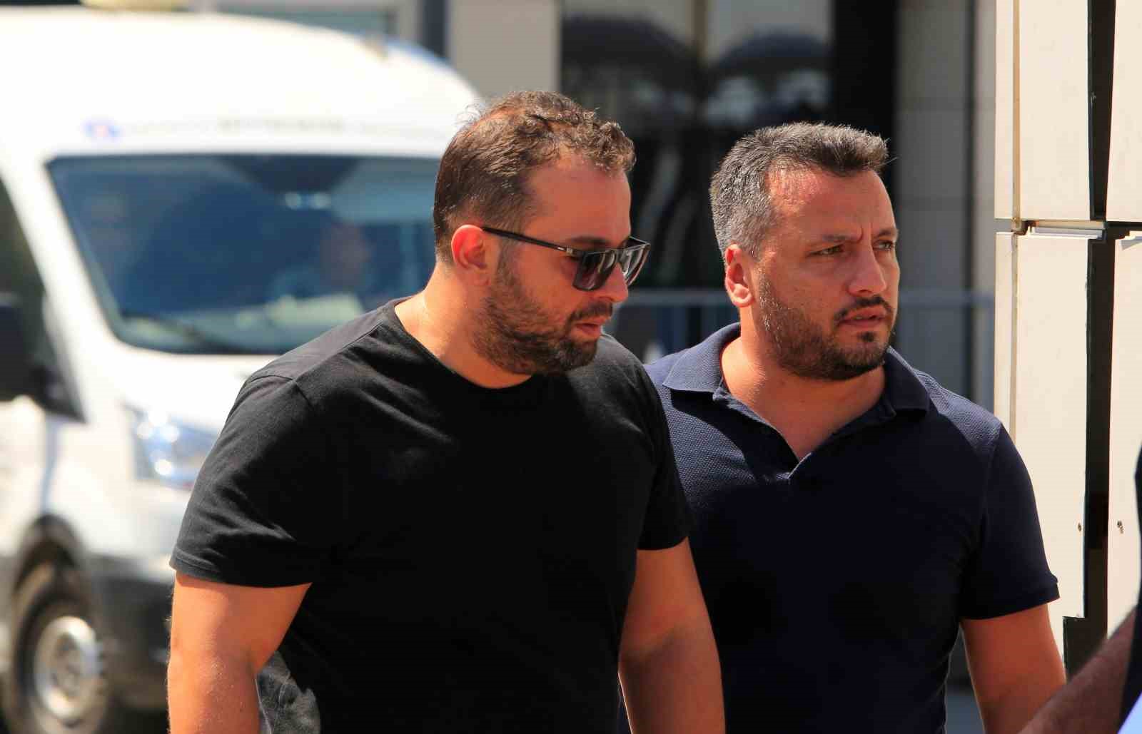 D&uuml;ğ&uuml;nde &ouml;ld&uuml;r&uuml;len meclis &uuml;yesinin cenazesini ağabeyi g&ouml;zyaşları i&ccedil;inde teslim aldı
