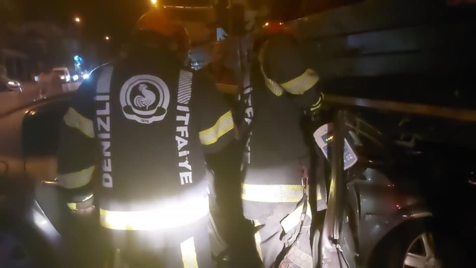 Denizli&rsquo;de seyir hakindeki otomobil park halindeki tıra &ccedil;arptı: 1 yaralı
