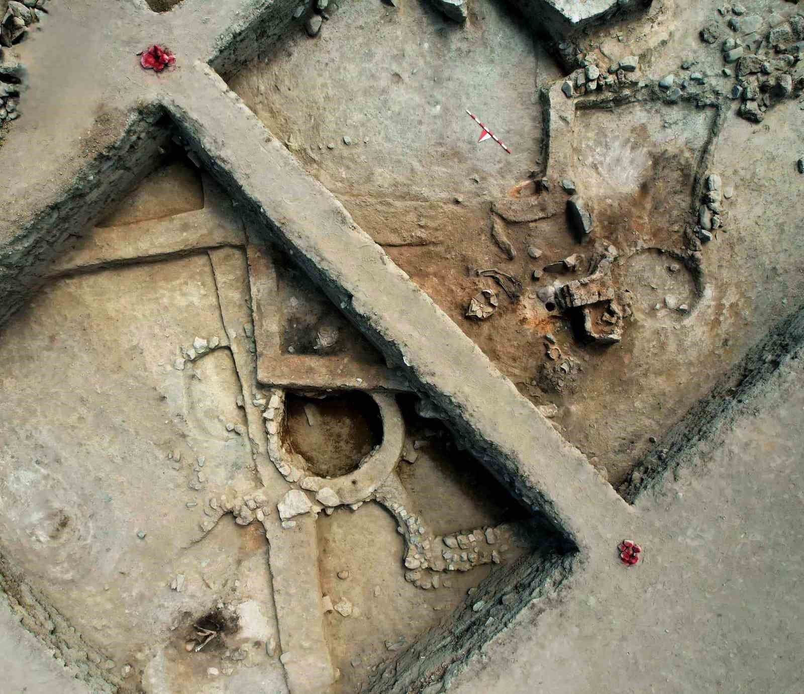 Tavşanlı H&ouml;y&uuml;k&rsquo;te 3 bin 750 yıllık silindir m&uuml;h&uuml;r g&uuml;n y&uuml;z&uuml;ne &ccedil;ıktı
