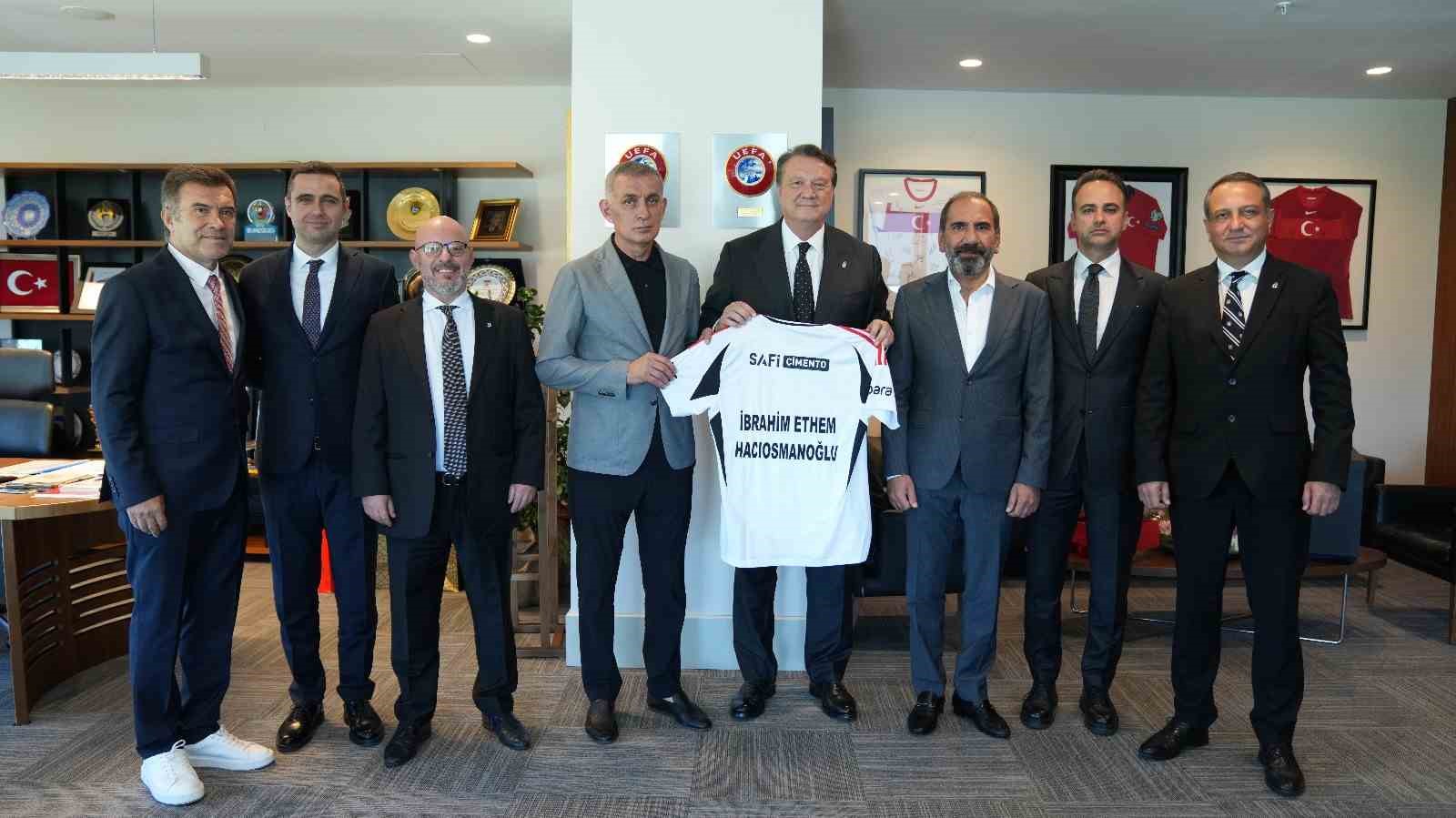 Beşiktaş Başkanı Hasan Arat, TFF Başkanı Hacıosmanoğlu’nu ziyaret etti
