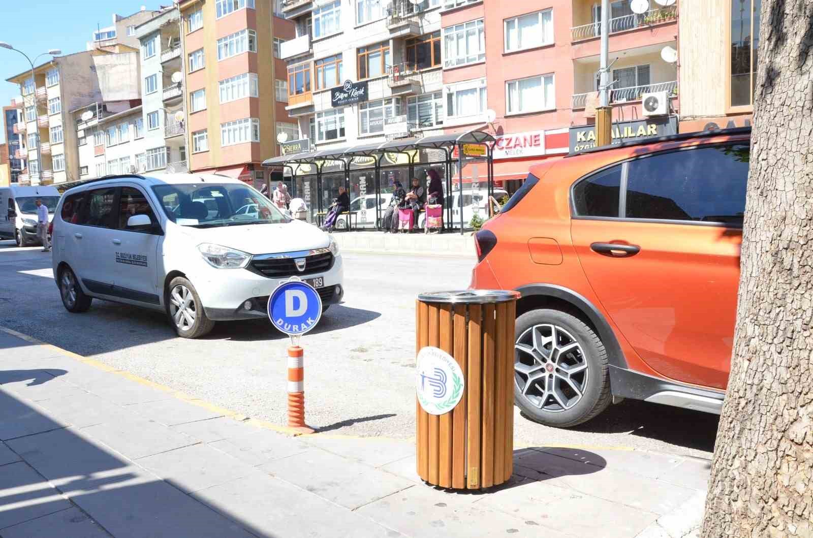 Bozüyük’te ana cadde üzerindeki çöp kovaları yenilendi
