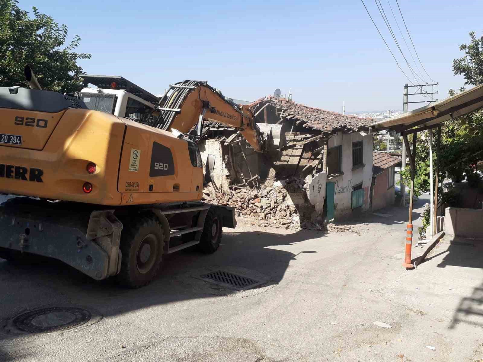 Osmangazi’de bir metruk bina daha yıkıldı
