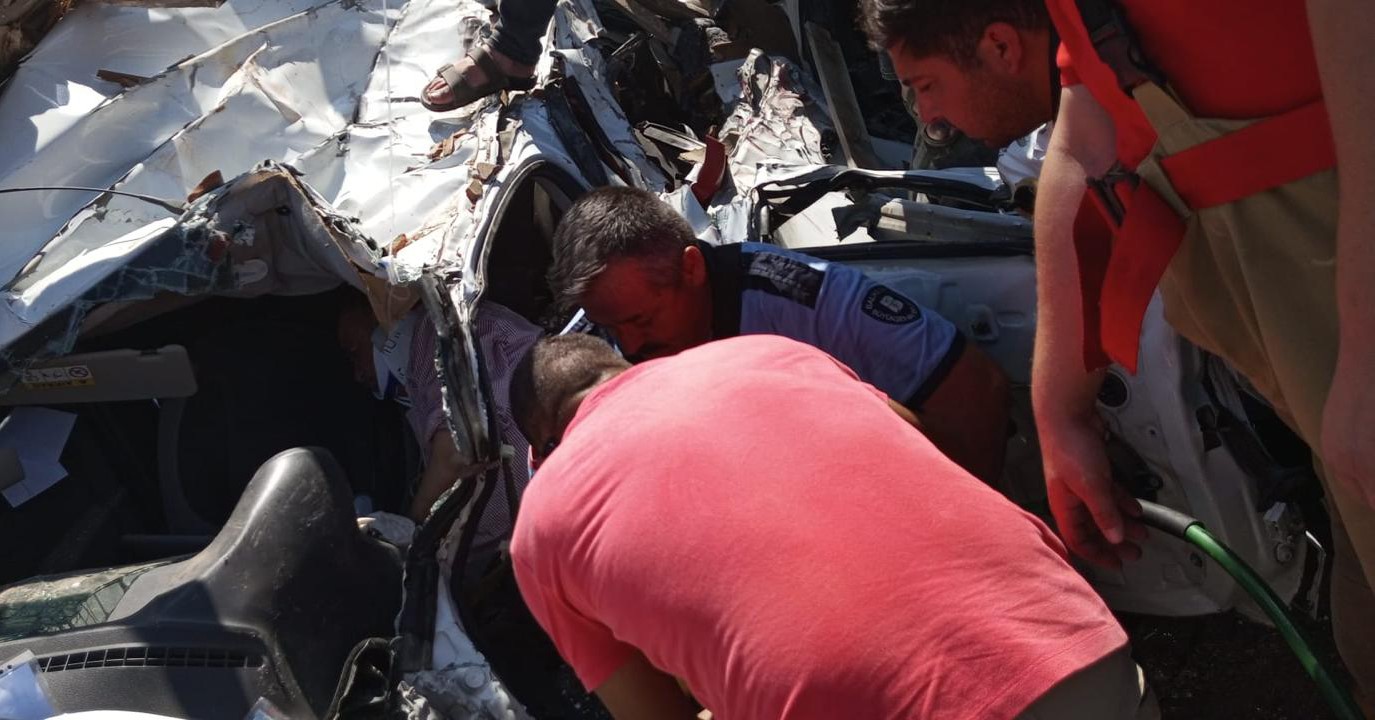 Yangına m&uuml;dahaleye giden orman araz&ouml;z&uuml; kazaya karıştı: 3 kişi yaralandı
