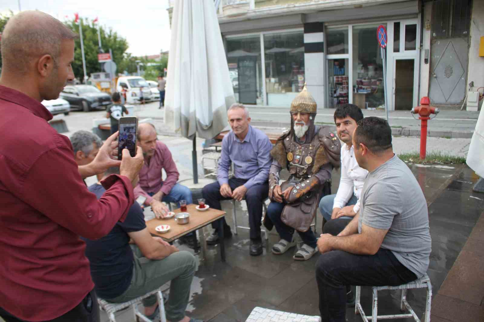 Sultan Alparslan kostümlü Hacı Hasan Keskin’e yoğun ilgi
