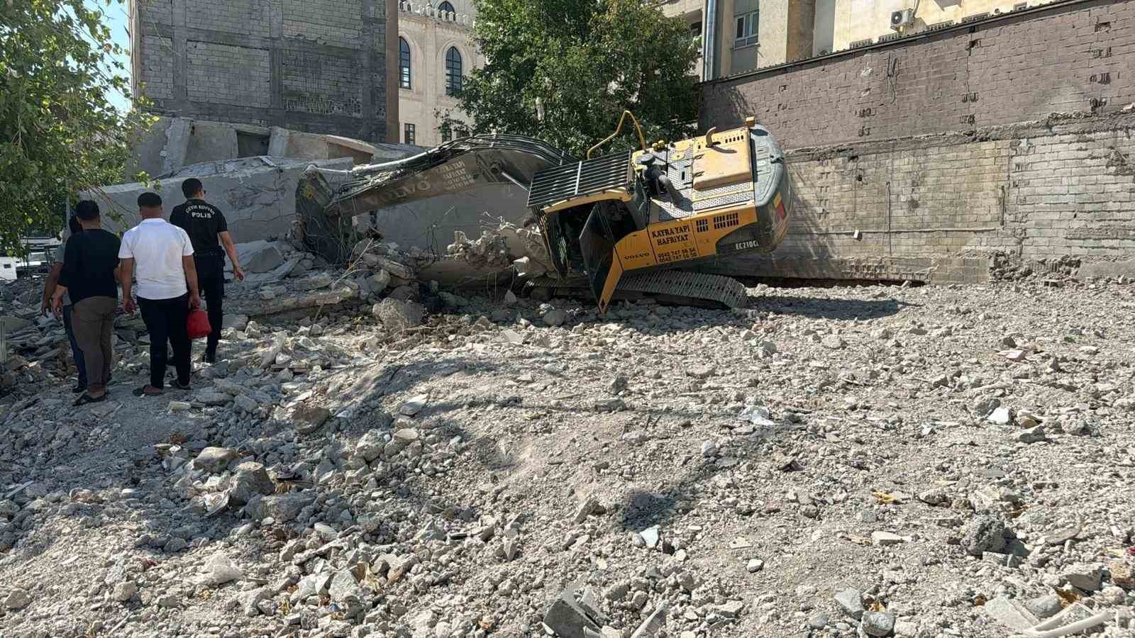 Şanlıurfa&rsquo;da faciadan d&ouml;n&uuml;ld&uuml;: Yıkım sırasında bina iş makinesinin &uuml;zerine devrildi 