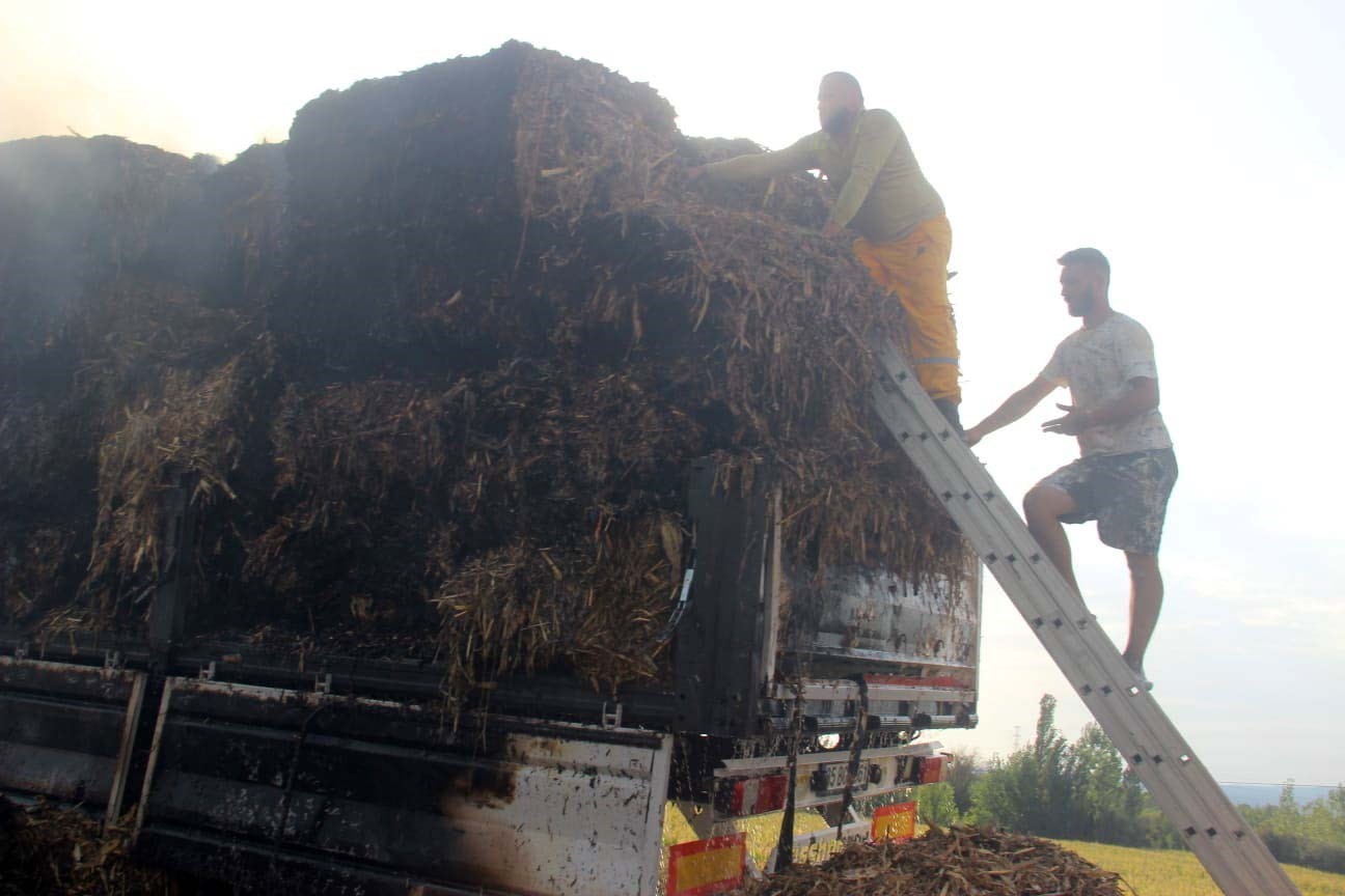 Saman yüklü tır alev aldı: Yol trafiğe kapandı, metrelerce kuyruk oluştu