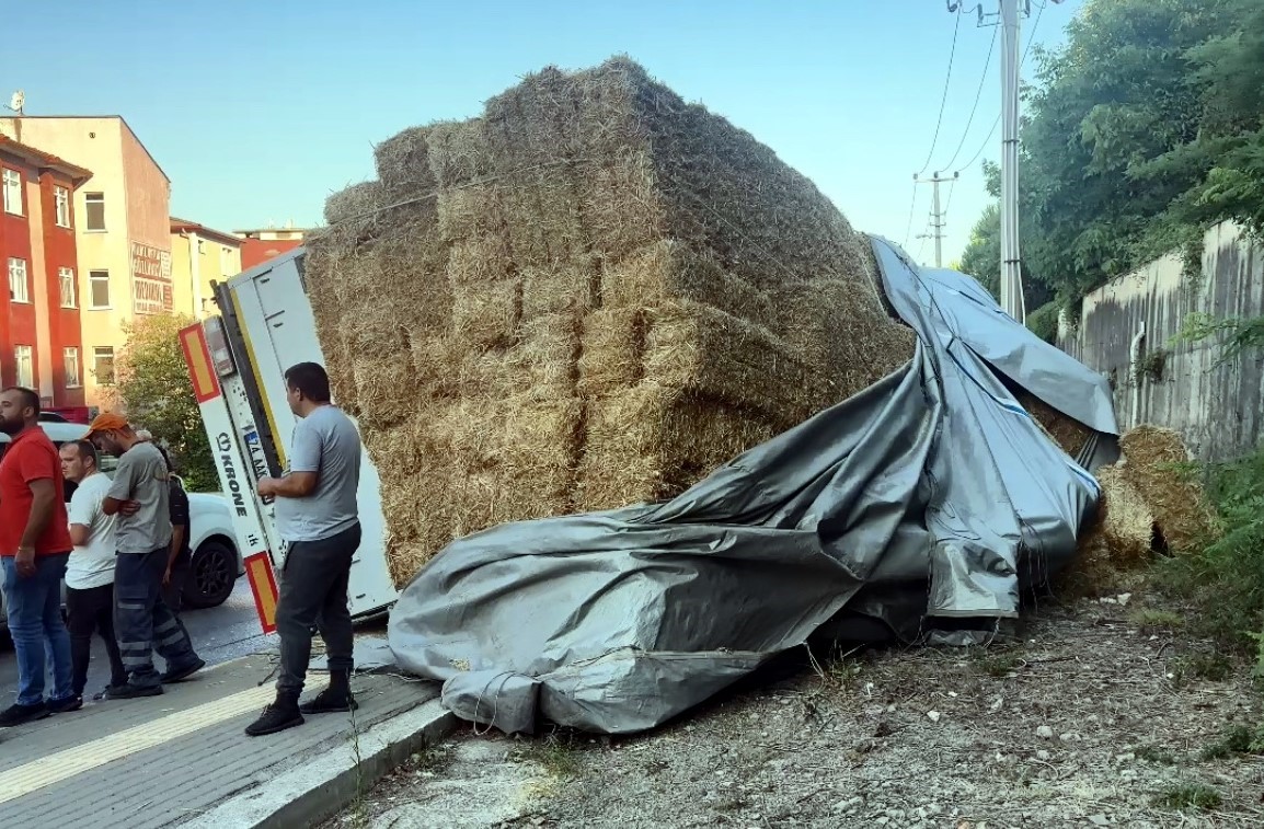 Bartın’da saman yüklü tır devrildi