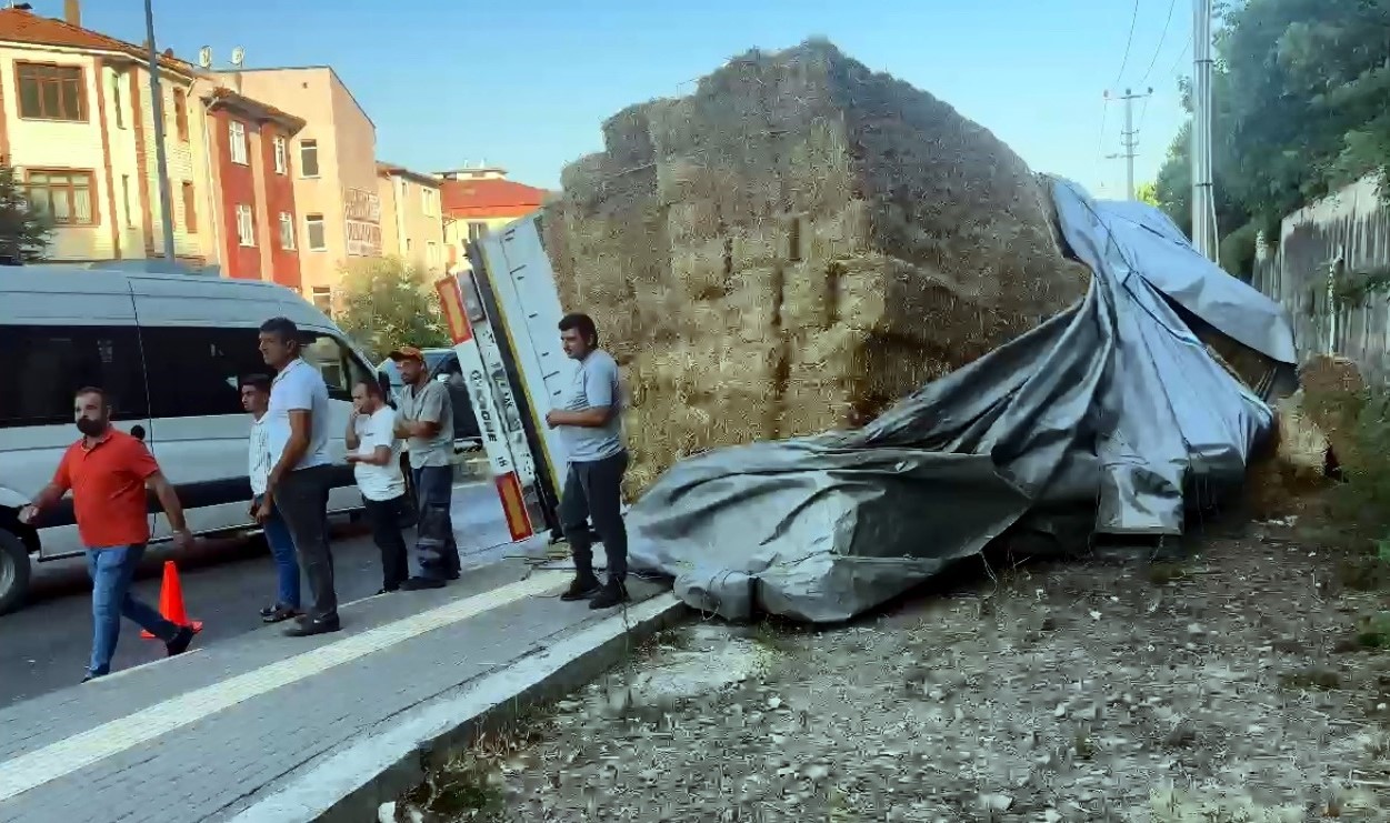 Bartın’da saman yüklü tır devrildi
