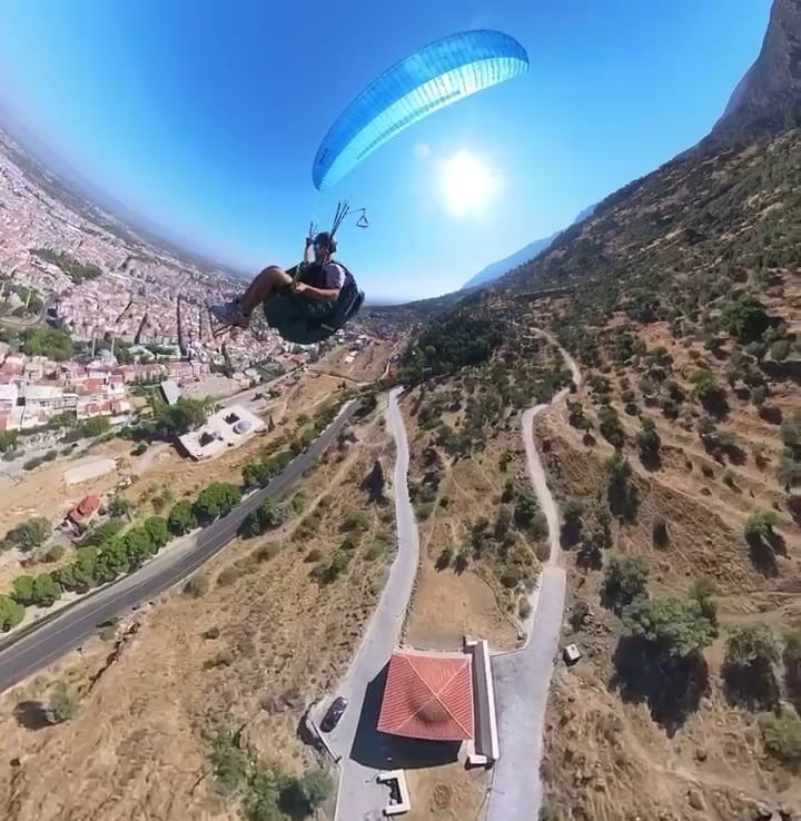 Yama&ccedil; paraş&uuml;t&uuml;yle Manisa Kalesine tarihi iniş yaptı
