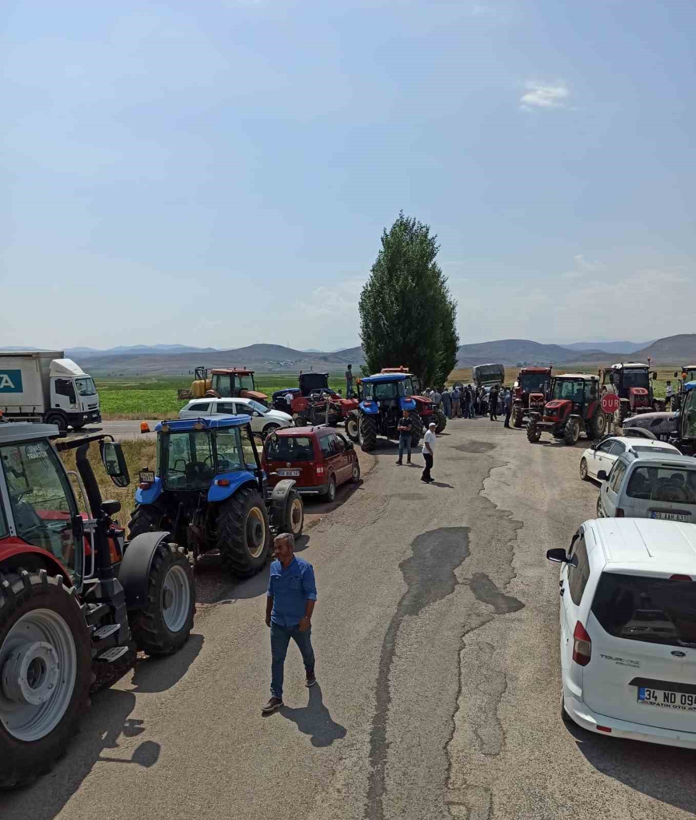 Bayburt’ta tarlalarını sulayamayan çiftçiler, traktörlerle yol kapatıp eylem yaptı
