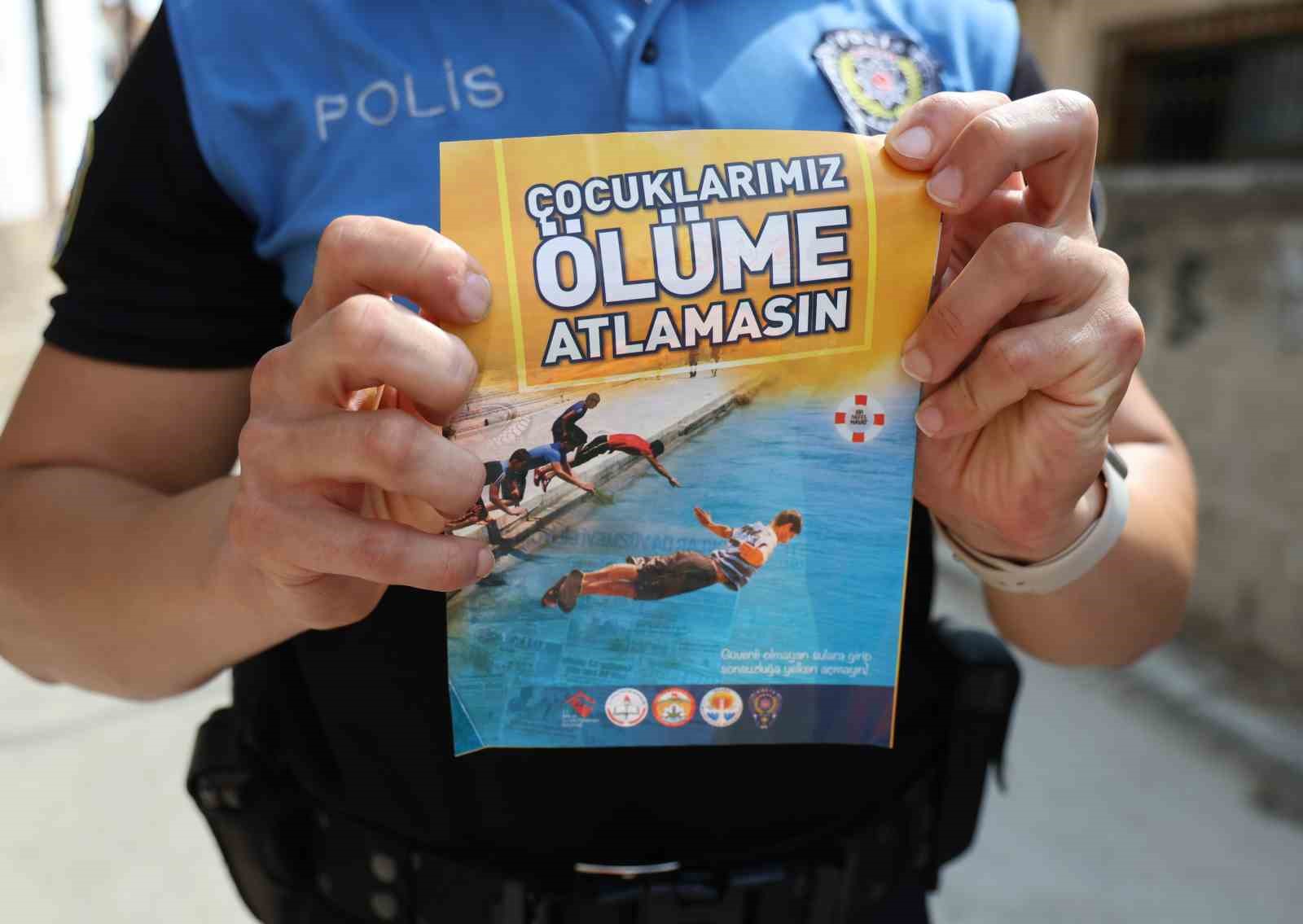 Polis &lsquo;&Ccedil;ocuklar boğulmasın&rsquo; diye kapı kapı gezdi
