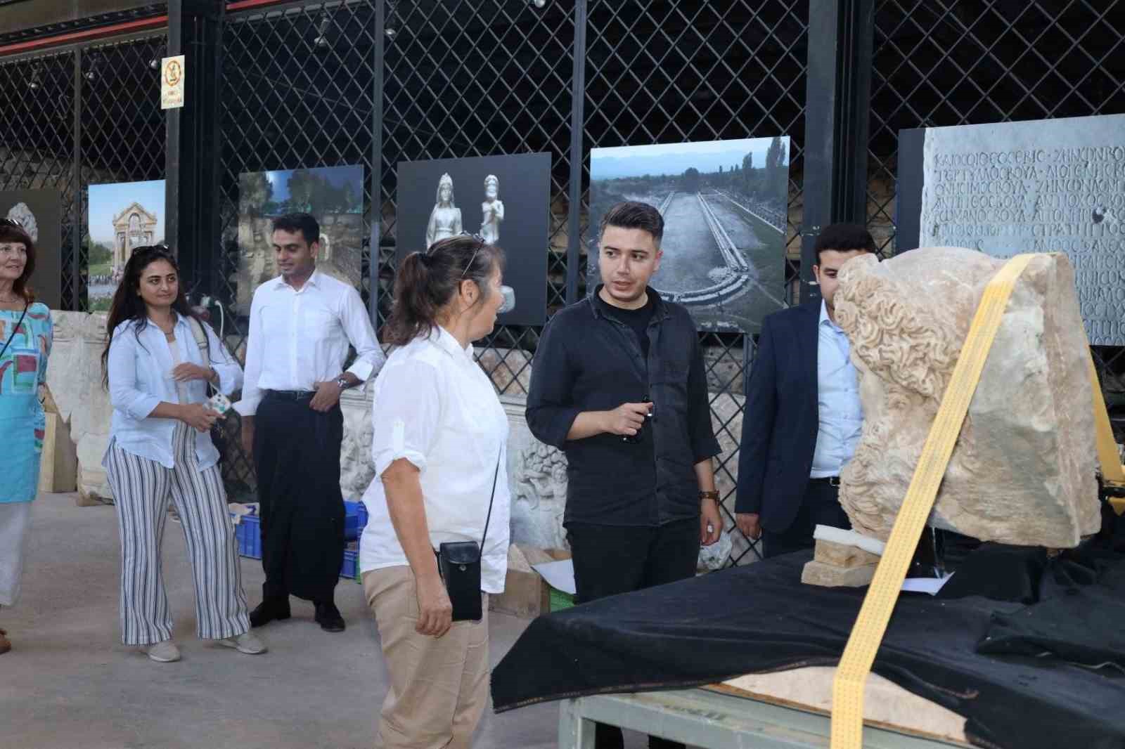 Karacasu Kaymakamı G&uuml;ndoğdu, Afrodisias&rsquo;ta incelemelerde bulundu
