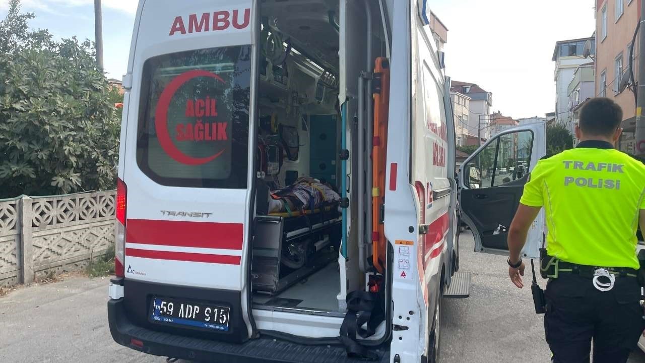 Kamyonet ile motosikletli kurye &ccedil;arpıştı: 1 yaralı
