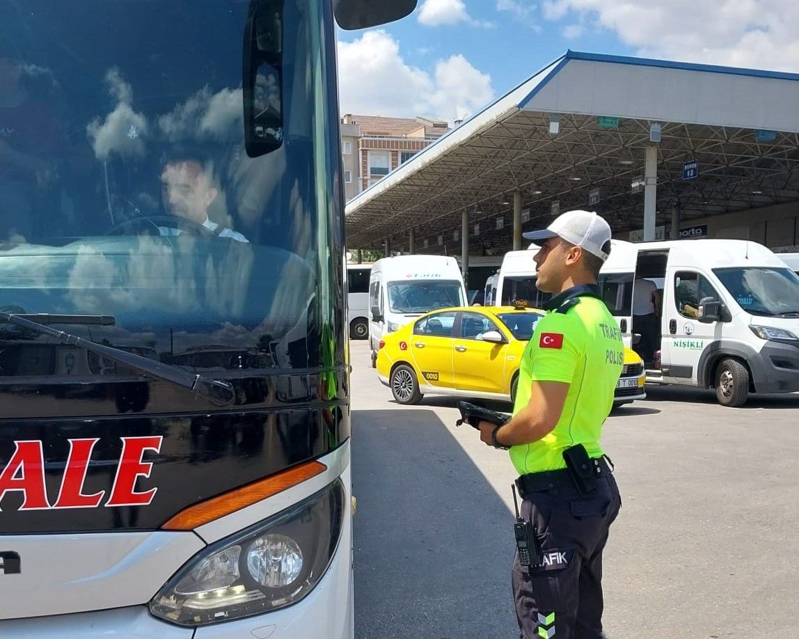 Kırklareli&rsquo;nde trafik denetimlerinde 2 bin 215 ara&ccedil; kontrol edildi
