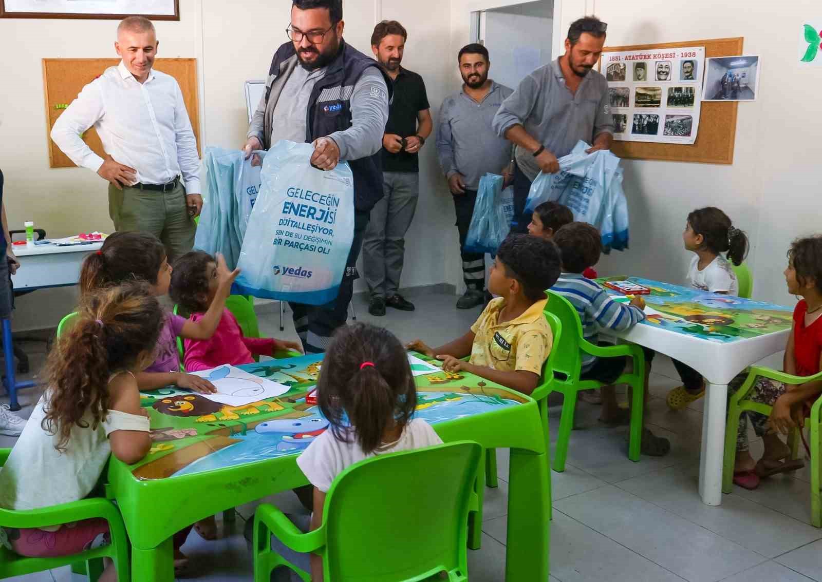 Mevsimlik tarım işçilerinin çocuklarını sevindiren hediyeler
