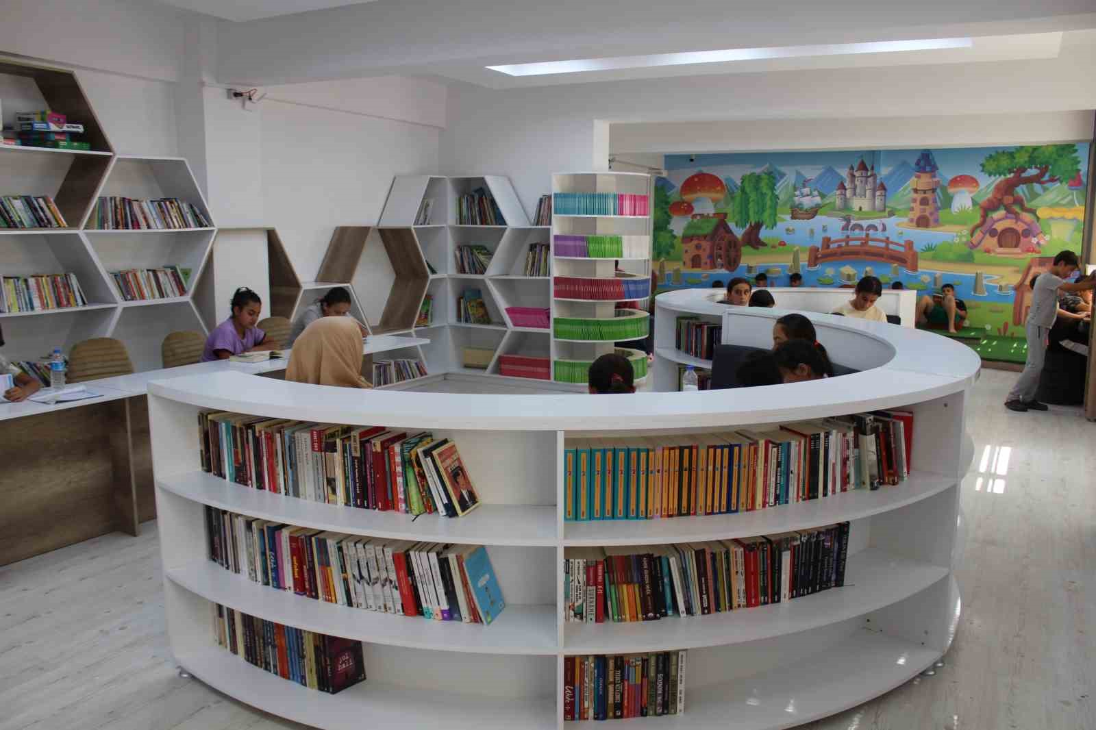 Siirt&rsquo;te &ouml;ğrencilerin yeni adresi İbrahim Hakkı Halk K&uuml;t&uuml;phanesi oldu
