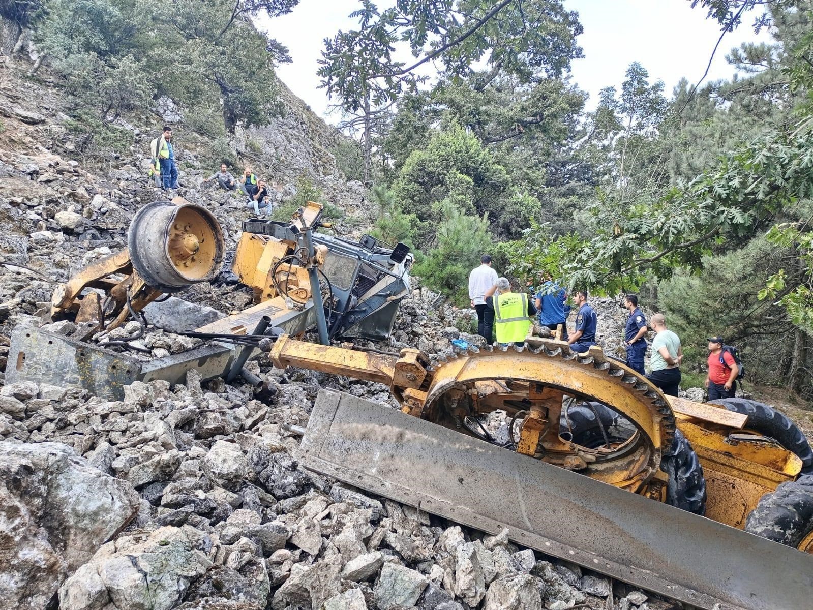 İzmir’de iş makinesi uçuruma yuvarlandı, operatör can verdi